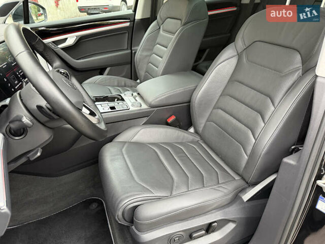 Черный Фольксваген Туарег, объемом двигателя 3 л и пробегом 105 тыс. км за 59500 $, фото 89 на Automoto.ua