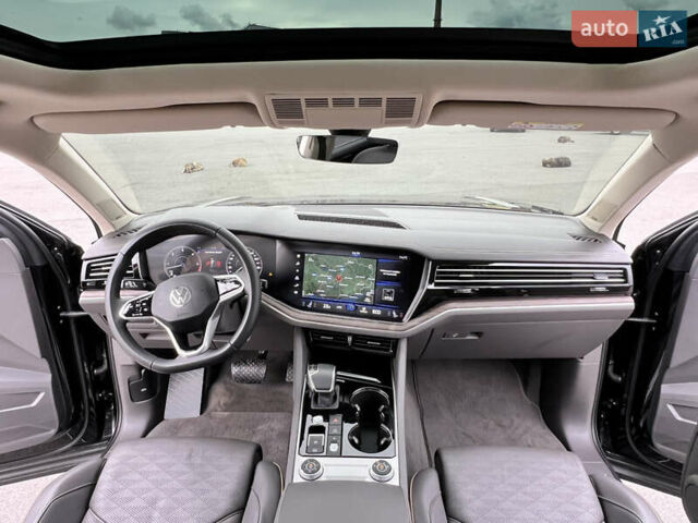 Черный Фольксваген Туарег, объемом двигателя 2.97 л и пробегом 39 тыс. км за 62500 $, фото 23 на Automoto.ua
