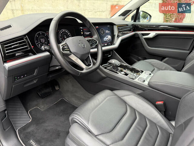 Черный Фольксваген Туарег, объемом двигателя 3 л и пробегом 105 тыс. км за 59500 $, фото 86 на Automoto.ua