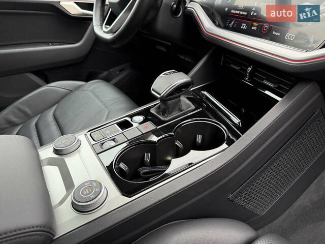 Черный Фольксваген Туарег, объемом двигателя 3 л и пробегом 105 тыс. км за 59500 $, фото 50 на Automoto.ua