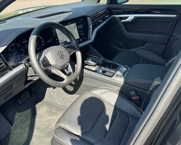 Черный Фольксваген Туарег, объемом двигателя 2.97 л и пробегом 2 тыс. км за 73000 $, фото 21 на Automoto.ua