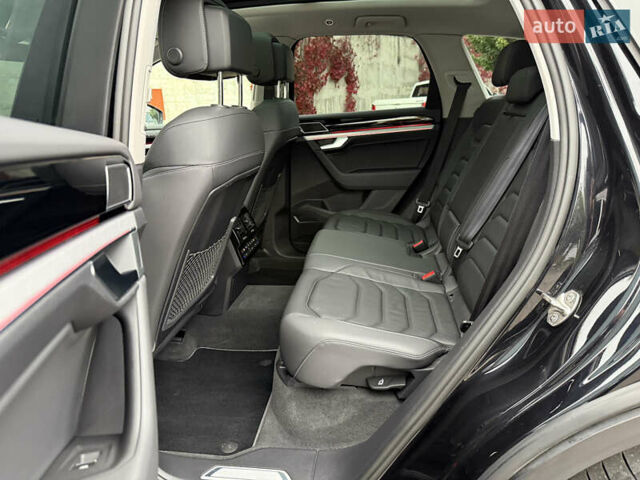 Черный Фольксваген Туарег, объемом двигателя 3 л и пробегом 105 тыс. км за 59500 $, фото 70 на Automoto.ua