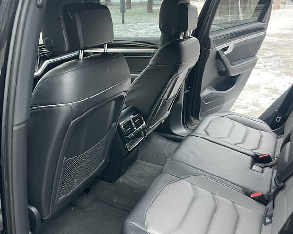 Черный Фольксваген Туарег, объемом двигателя 3 л и пробегом 70 тыс. км за 60000 $, фото 31 на Automoto.ua