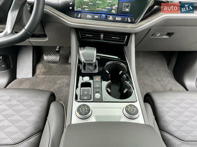 Черный Фольксваген Туарег, объемом двигателя 2.97 л и пробегом 39 тыс. км за 62500 $, фото 29 на Automoto.ua