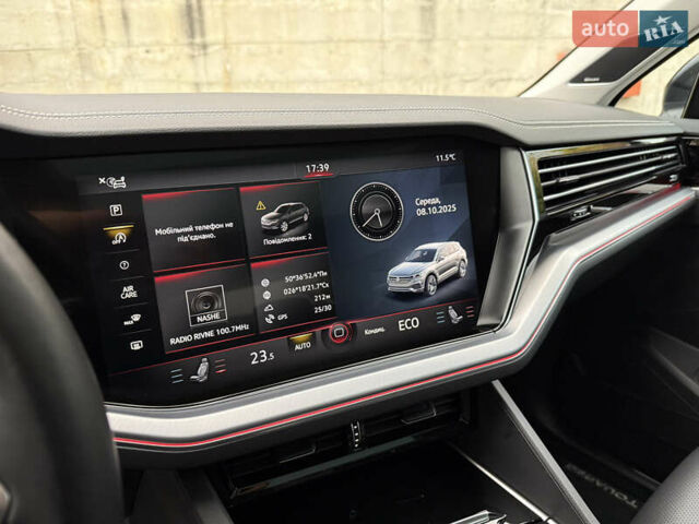 Черный Фольксваген Туарег, объемом двигателя 3 л и пробегом 105 тыс. км за 59500 $, фото 84 на Automoto.ua