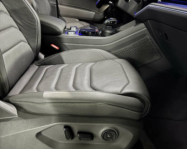 Черный Фольксваген Туарег, объемом двигателя 2.99 л и пробегом 9 тыс. км за 64000 $, фото 39 на Automoto.ua