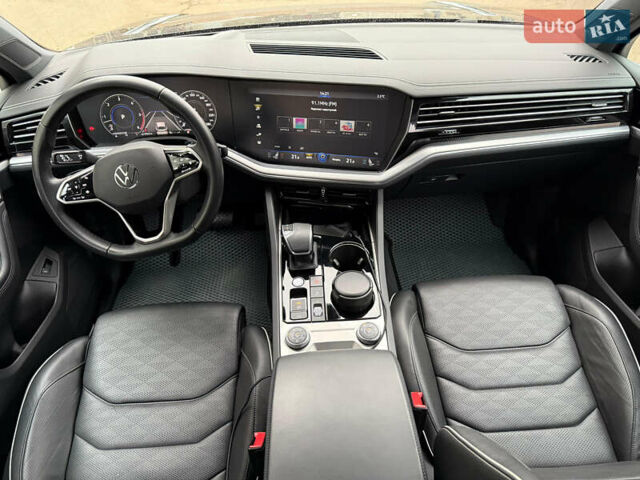 Черный Фольксваген Туарег, объемом двигателя 2.97 л и пробегом 105 тыс. км за 61500 $, фото 7 на Automoto.ua