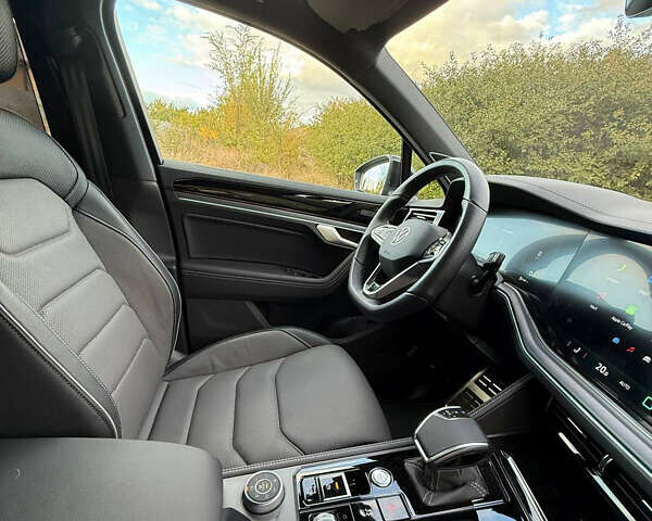 Фольксваген Туарег 2023 у Києві на Automoto.ua Чорний Фольксваген Туарег, об'ємом двигуна 2.97 л та пробігом 3 тис. км за 83500 $, фото 40 на Automoto.ua