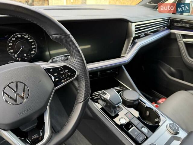 Чорний Фольксваген Туарег, об'ємом двигуна 2.97 л та пробігом 90 тис. км за 81383 $, фото 11 на Automoto.ua