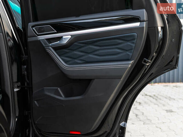 Черный Фольксваген Туарег, объемом двигателя 2.99 л и пробегом 27 тыс. км за 85500 $, фото 33 на Automoto.ua