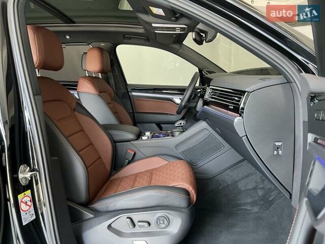 Черный Фольксваген Туарег, объемом двигателя 2.97 л и пробегом 1 тыс. км за 83900 $, фото 27 на Automoto.ua