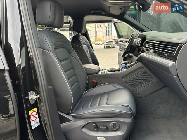 Черный Фольксваген Туарег, объемом двигателя 2.99 л и пробегом 18 тыс. км за 82999 $, фото 39 на Automoto.ua