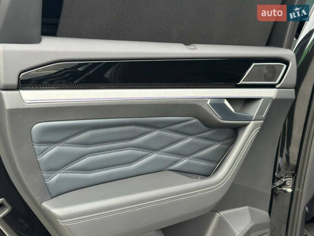 Черный Фольксваген Туарег, объемом двигателя 2.99 л и пробегом 18 тыс. км за 82999 $, фото 27 на Automoto.ua