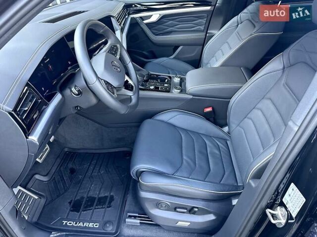 Черный Фольксваген Туарег, объемом двигателя 2.97 л и пробегом 4 тыс. км за 92900 $, фото 49 на Automoto.ua