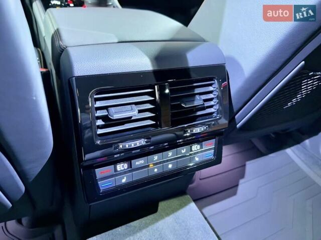 Черный Фольксваген Туарег, объемом двигателя 2.97 л и пробегом 2 тыс. км за 93000 $, фото 34 на Automoto.ua