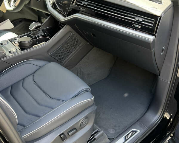 Черный Фольксваген Туарег, объемом двигателя 2.97 л и пробегом 1 тыс. км за 86000 $, фото 4 на Automoto.ua