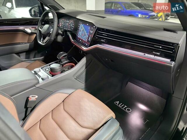 Черный Фольксваген Туарег, объемом двигателя 2.97 л и пробегом 2 тыс. км за 93000 $, фото 40 на Automoto.ua