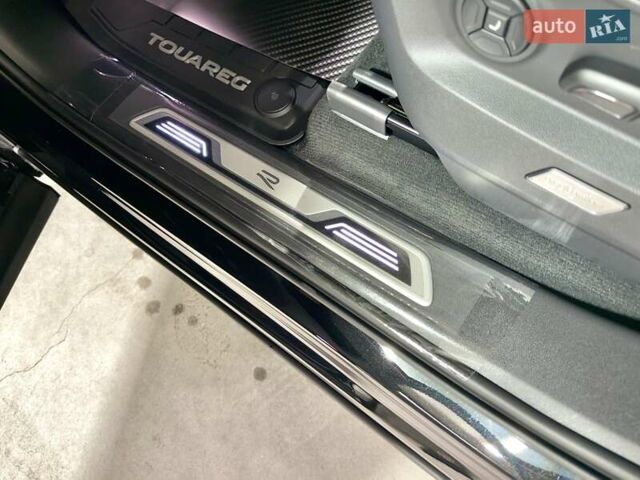 Черный Фольксваген Туарег, объемом двигателя 2.97 л и пробегом 2 тыс. км за 93000 $, фото 29 на Automoto.ua