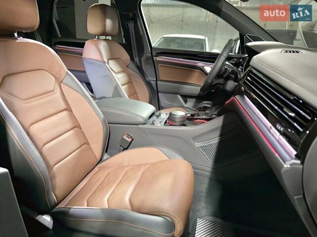 Черный Фольксваген Туарег, объемом двигателя 2.97 л и пробегом 2 тыс. км за 93000 $, фото 41 на Automoto.ua