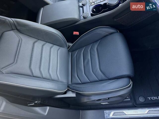 Черный Фольксваген Туарег, объемом двигателя 2.97 л и пробегом 4 тыс. км за 92900 $, фото 32 на Automoto.ua