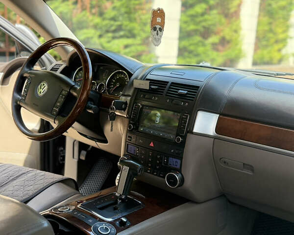 Коричневий Фольксваген Туарег, об'ємом двигуна 4.2 л та пробігом 210 тис. км за 8800 $, фото 13 на Automoto.ua
