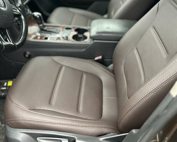 Коричневый Фольксваген Туарег, объемом двигателя 2.97 л и пробегом 300 тыс. км за 11000 $, фото 7 на Automoto.ua