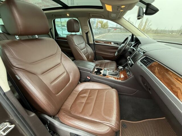 Коричневый Фольксваген Туарег, объемом двигателя 3 л и пробегом 213 тыс. км за 18000 $, фото 12 на Automoto.ua