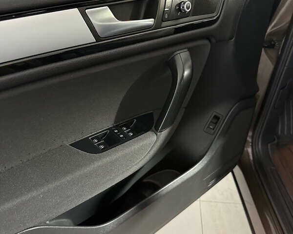 Коричневый Фольксваген Туарег, объемом двигателя 2.97 л и пробегом 174 тыс. км за 18500 $, фото 11 на Automoto.ua