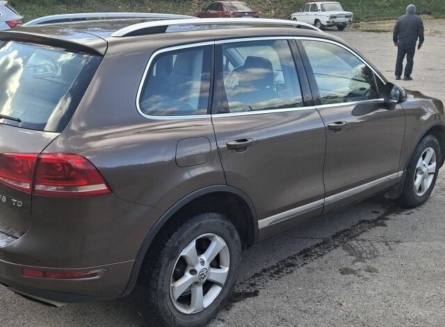 Коричневый Фольксваген Туарег, объемом двигателя 3 л и пробегом 321 тыс. км за 13000 $, фото 3 на Automoto.ua