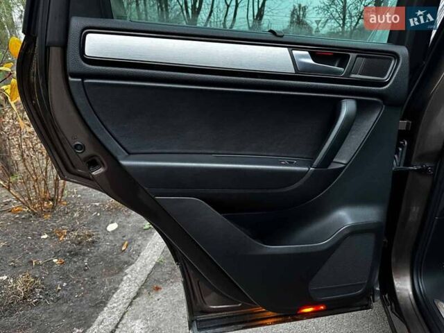 Коричневий Фольксваген Туарег, об'ємом двигуна 3 л та пробігом 296 тис. км за 19390 $, фото 24 на Automoto.ua