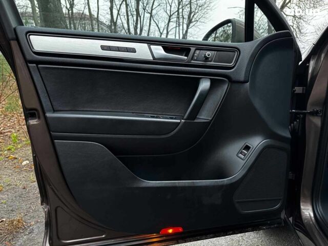 Коричневий Фольксваген Туарег, об'ємом двигуна 3 л та пробігом 296 тис. км за 19390 $, фото 9 на Automoto.ua