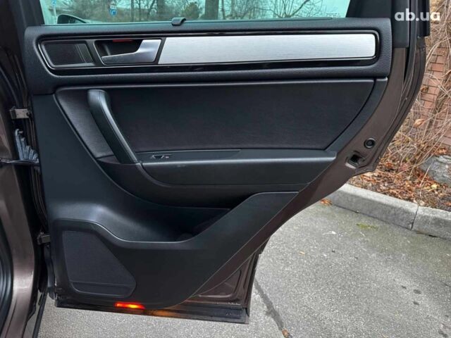 Коричневий Фольксваген Туарег, об'ємом двигуна 3 л та пробігом 296 тис. км за 19390 $, фото 29 на Automoto.ua