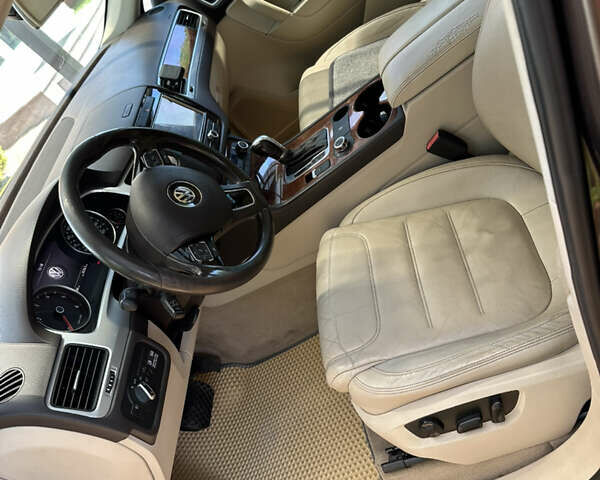 Коричневий Фольксваген Туарег, об'ємом двигуна 3 л та пробігом 280 тис. км за 16500 $, фото 12 на Automoto.ua