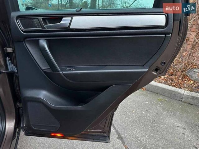 Коричневий Фольксваген Туарег, об'ємом двигуна 3 л та пробігом 296 тис. км за 19390 $, фото 29 на Automoto.ua