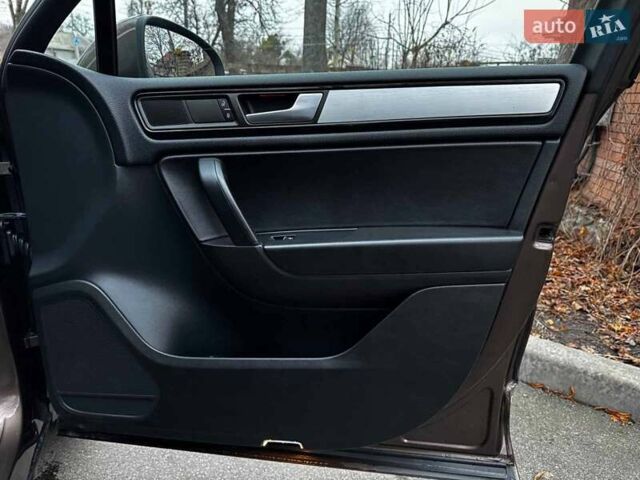 Коричневий Фольксваген Туарег, об'ємом двигуна 3 л та пробігом 296 тис. км за 19390 $, фото 31 на Automoto.ua