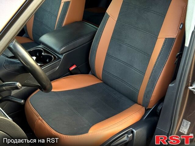 Коричневый Фольксваген Туарег, объемом двигателя 3 л и пробегом 236 тыс. км за 18000 $, фото 4 на Automoto.ua