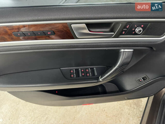 Коричневый Фольксваген Туарег, объемом двигателя 2.97 л и пробегом 300 тыс. км за 21300 $, фото 24 на Automoto.ua