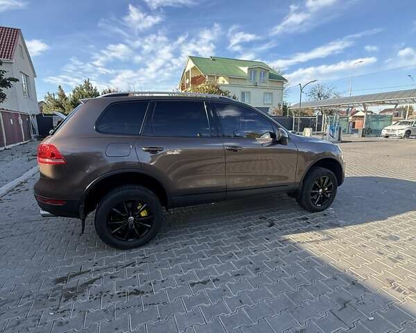 Коричневый Фольксваген Туарег, объемом двигателя 2.97 л и пробегом 240 тыс. км за 18000 $, фото 2 на Automoto.ua