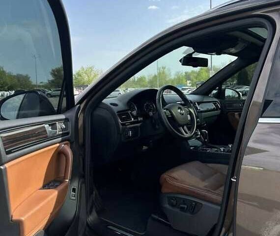 Коричневый Фольксваген Туарег, объемом двигателя 3 л и пробегом 80 тыс. км за 17500 $, фото 12 на Automoto.ua