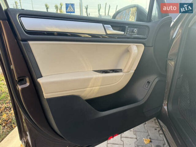 Коричневый Фольксваген Туарег, объемом двигателя 2.97 л и пробегом 273 тыс. км за 20000 $, фото 20 на Automoto.ua