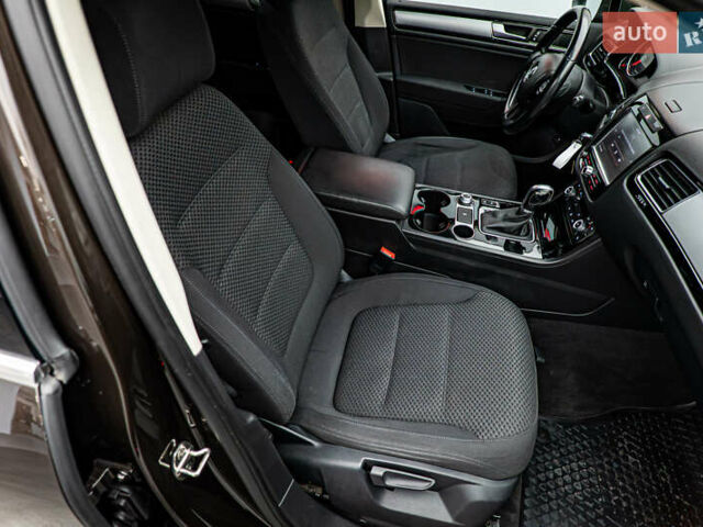 Коричневый Фольксваген Туарег, объемом двигателя 3 л и пробегом 100 тыс. км за 22796 $, фото 16 на Automoto.ua