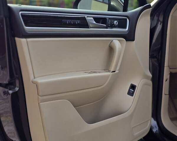 Коричневый Фольксваген Туарег, объемом двигателя 2.97 л и пробегом 160 тыс. км за 29000 $, фото 2 на Automoto.ua