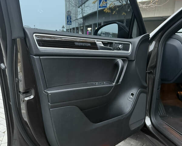 Коричневый Фольксваген Туарег, объемом двигателя 2.97 л и пробегом 136 тыс. км за 34000 $, фото 9 на Automoto.ua