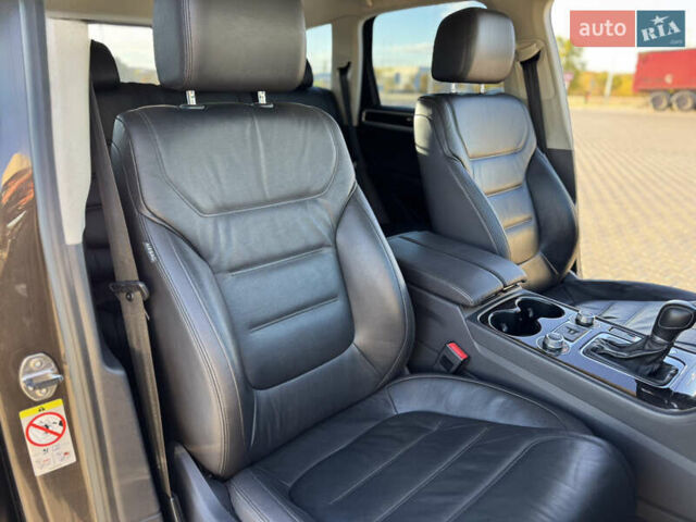 Коричневый Фольксваген Туарег, объемом двигателя 3 л и пробегом 220 тыс. км за 26500 $, фото 25 на Automoto.ua