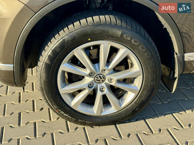 Коричневый Фольксваген Туарег, объемом двигателя 3 л и пробегом 220 тыс. км за 26500 $, фото 13 на Automoto.ua