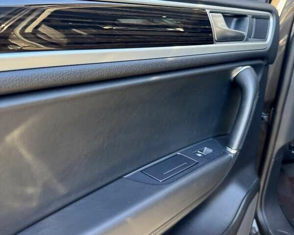 Коричневый Фольксваген Туарег, объемом двигателя 2.97 л и пробегом 155 тыс. км за 31000 $, фото 7 на Automoto.ua