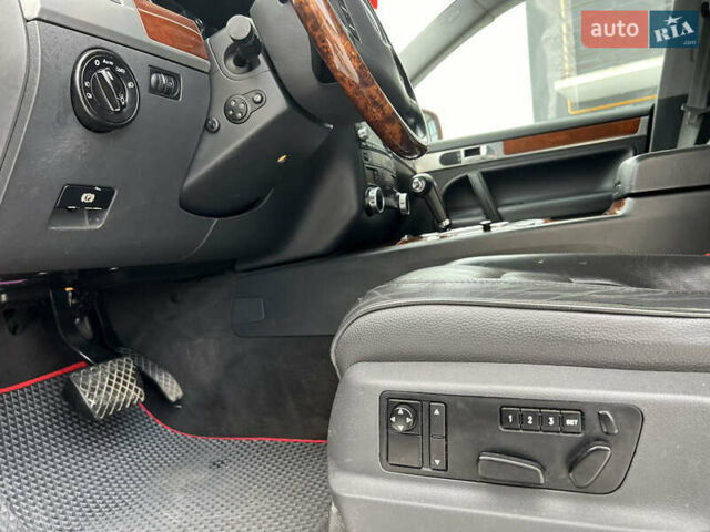 Красный Фольксваген Туарег, объемом двигателя 2.5 л и пробегом 252 тыс. км за 3600 $, фото 13 на Automoto.ua