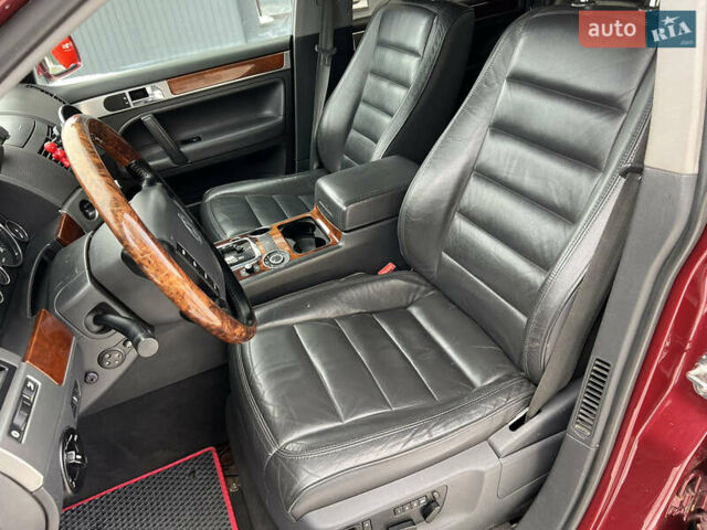 Красный Фольксваген Туарег, объемом двигателя 2.5 л и пробегом 252 тыс. км за 3600 $, фото 14 на Automoto.ua