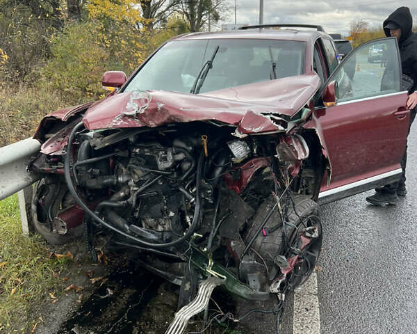 Красный Фольксваген Туарег, объемом двигателя 2.5 л и пробегом 252 тыс. км за 3600 $, фото 24 на Automoto.ua