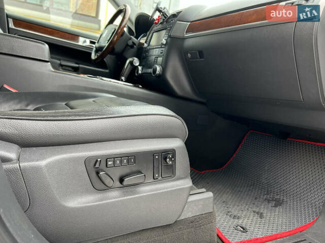 Красный Фольксваген Туарег, объемом двигателя 2.5 л и пробегом 252 тыс. км за 3600 $, фото 12 на Automoto.ua